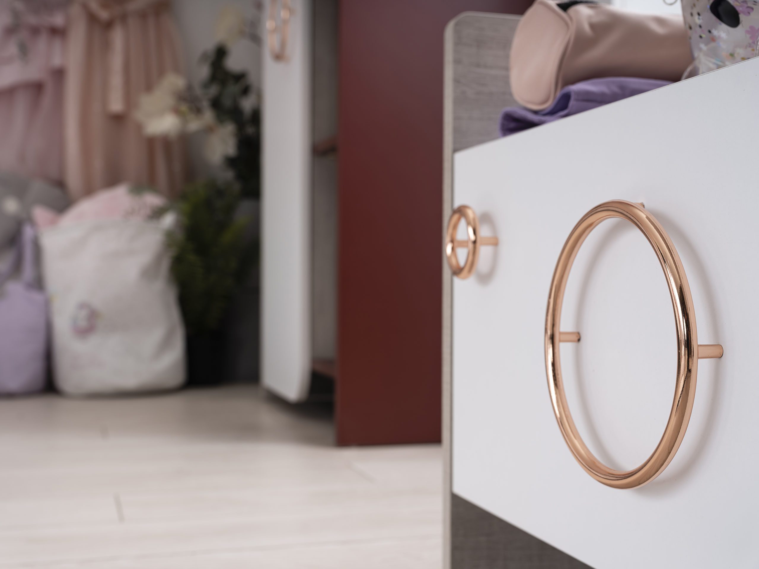 magic14328 pearl s nighstand closeup