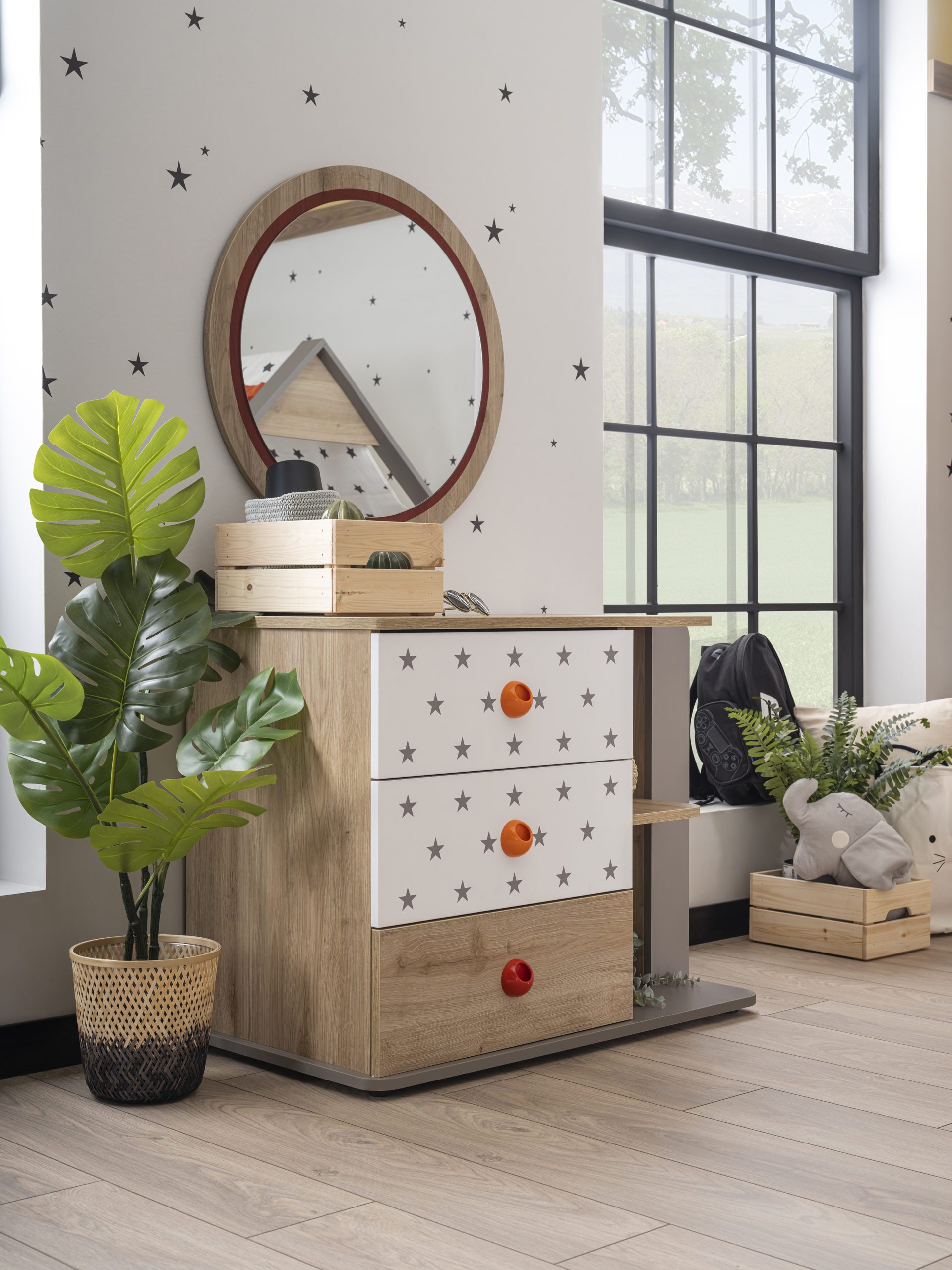 montessori14114 Montessori hut dresser with mirror