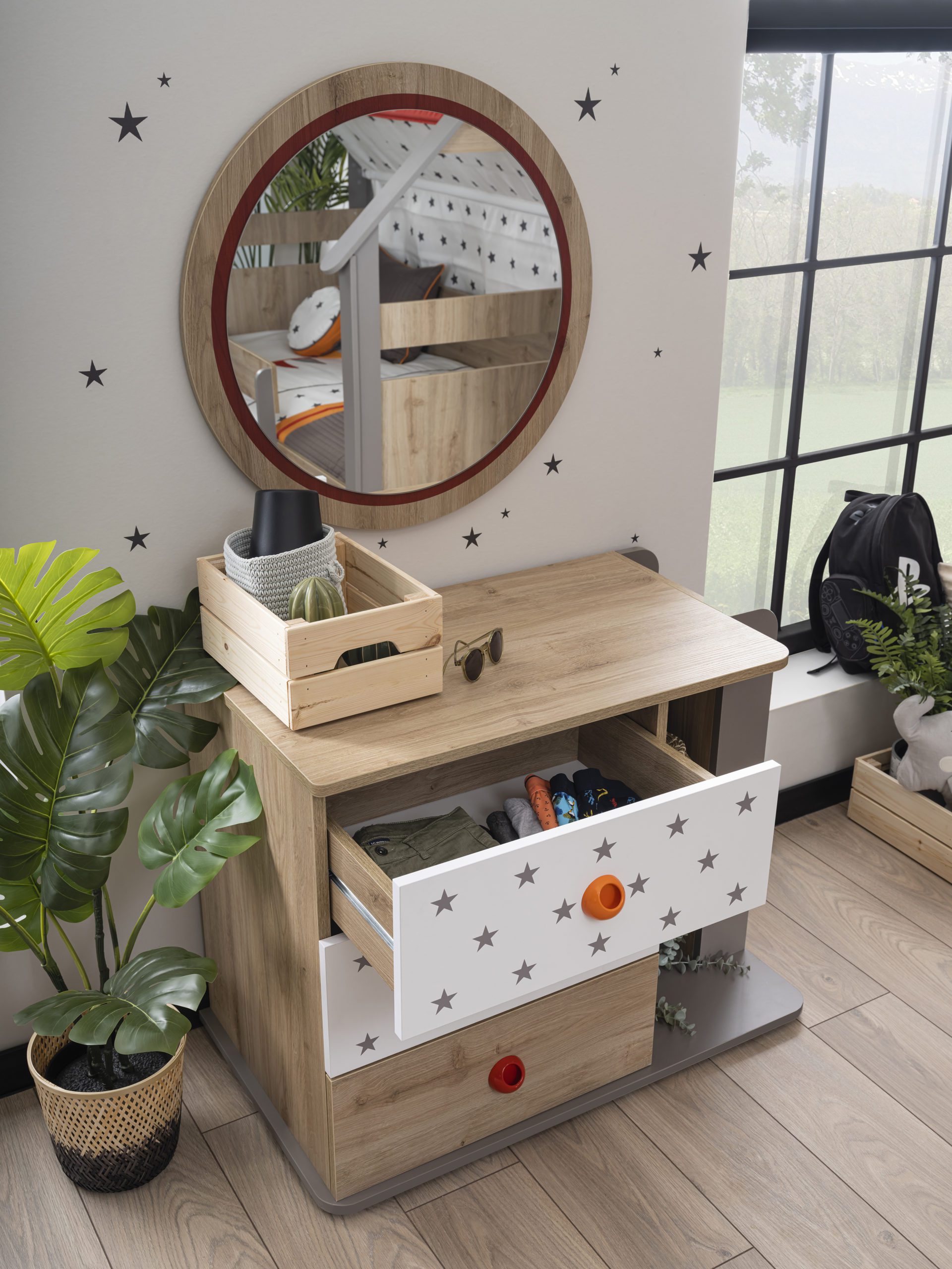 montessori14136 Montessori hut dresser with mirror