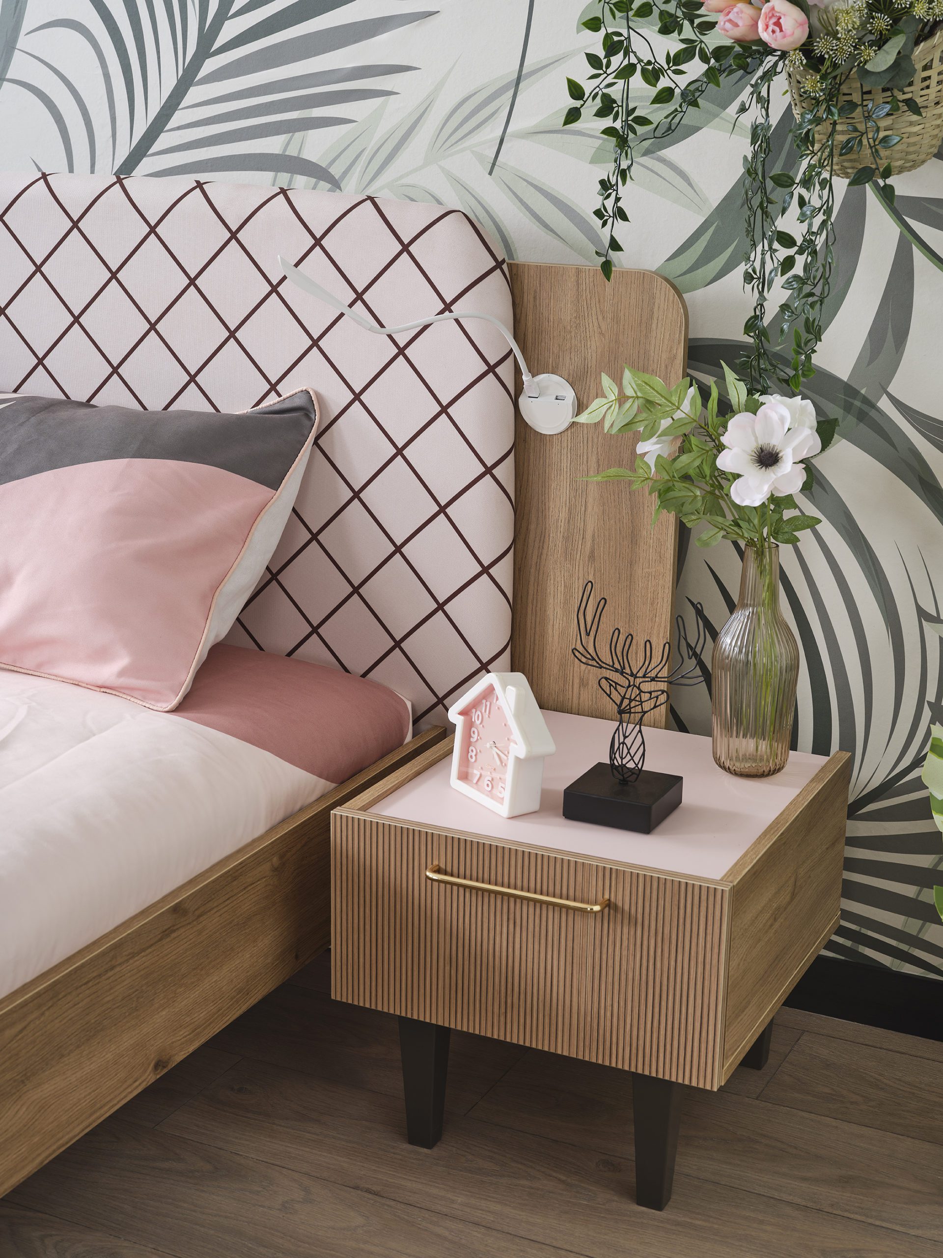 alice49540 alice bed and nighstand