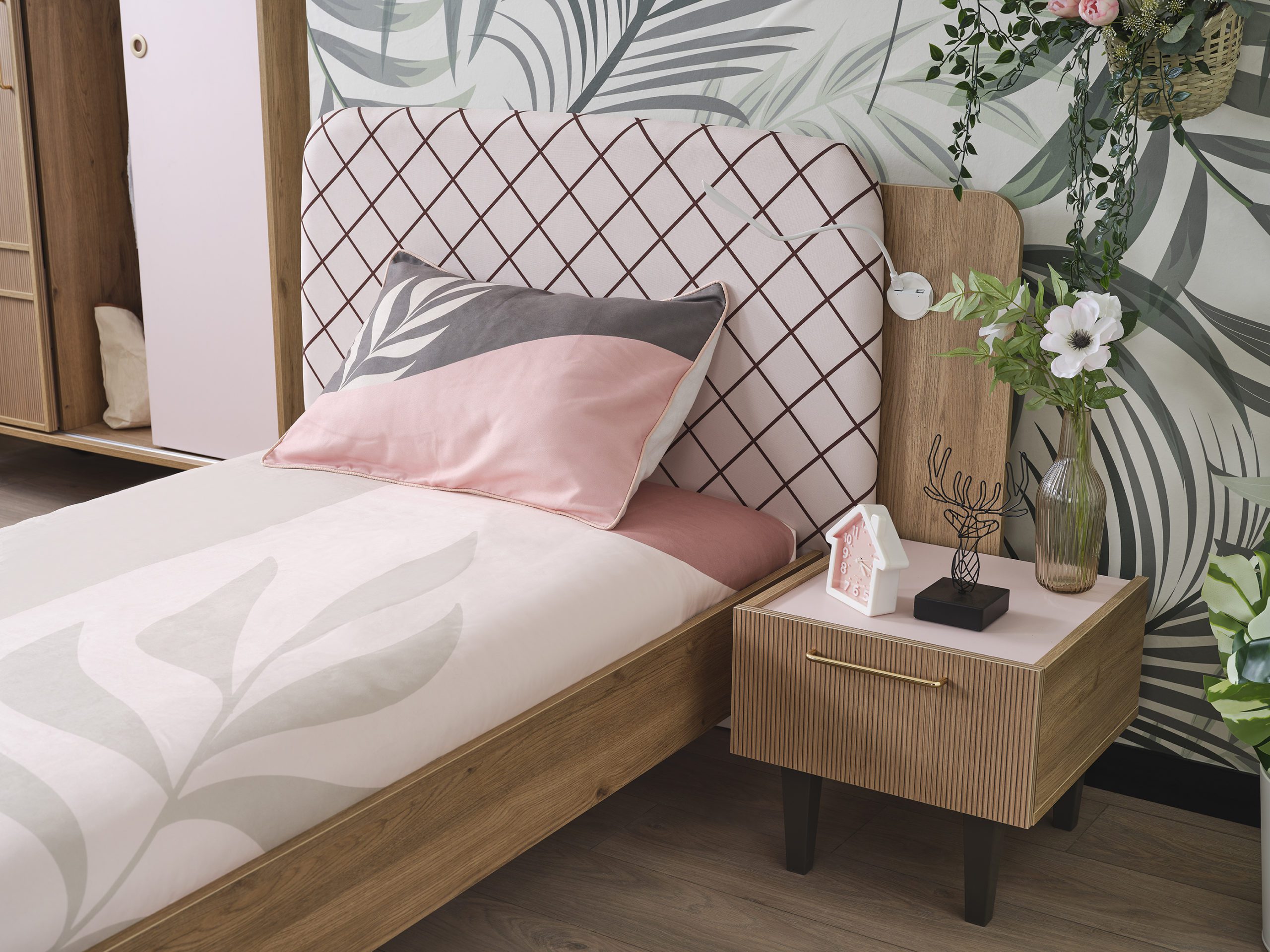 alice49542 alice bed and nighstand