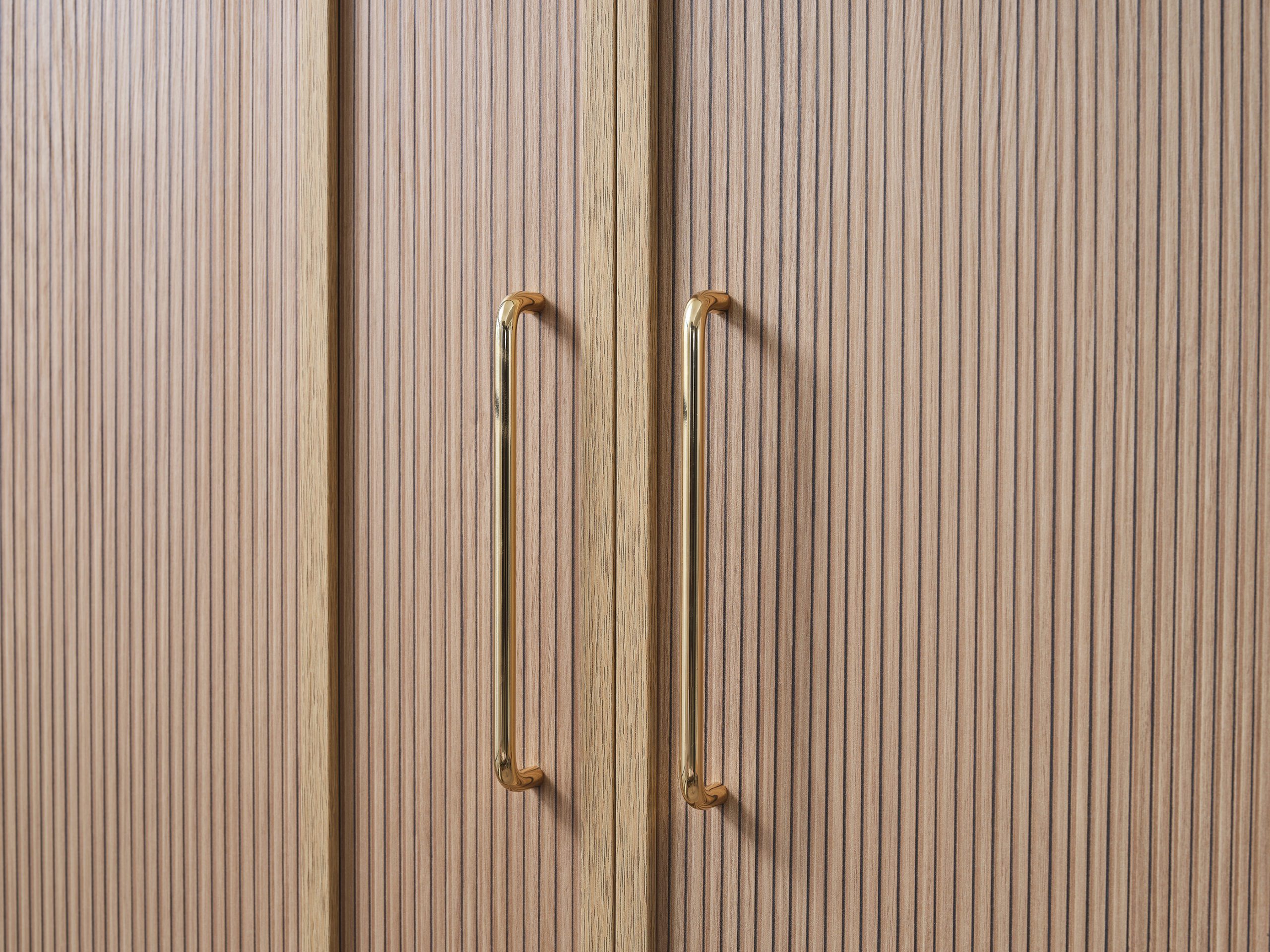 alice49576 closeup of alice dresser